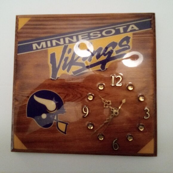 Minnesota Vikings wall clock 80s 90s wood - Picture 1 of 5